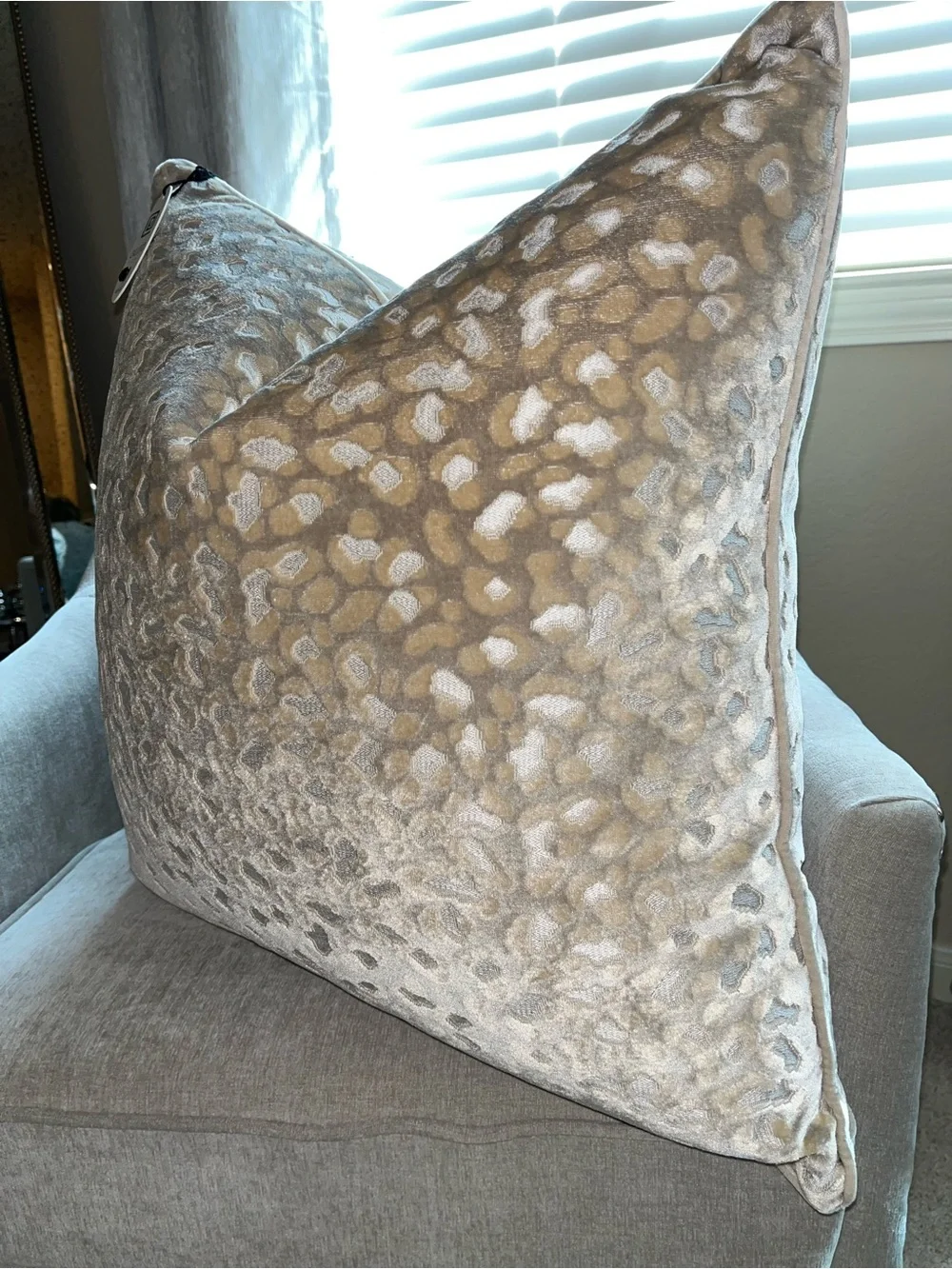 1-NWT CALLISTO HOME GOLD GRAY LEOPARD DESIGN LUXURY DECORATIVE PILLOW(T02753F11)